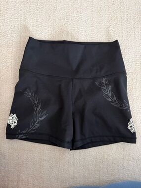 Darc Sport Black High-Waist Bike Shorts with Subtle Leaf Accents